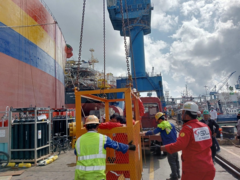 Korban ledakan kapal tanker Federal II di PT ASL Shipyard saat dievakuasi. F. Istimewa