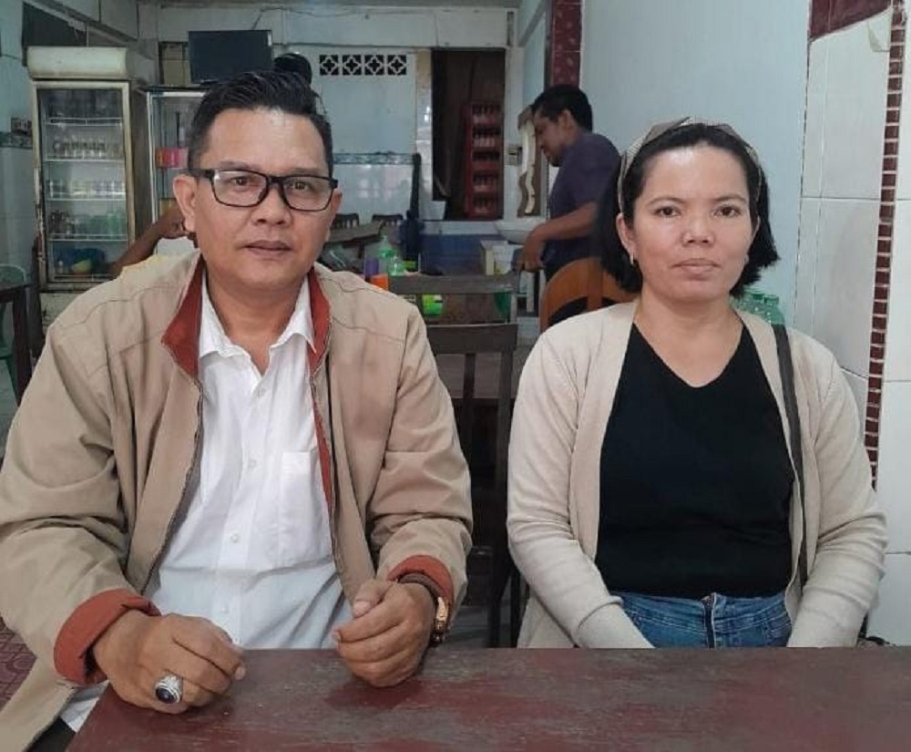Korban pengeroyokan, Risma Hutajulu bersama Kaspol Jihad, S.H., M.H., penasihat hukum korban. F. Korban untuk Batam Pos