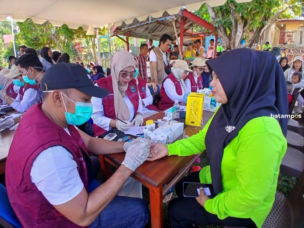 Tenaga kesehatan Puskesmas Letung memeriksa kondisi kesehatan warga saat kegiatan pemeriksaan kesehatan gratis dalam rangka HPN 2026, Senin (9/2). F. Ihsan Imaduddin/Batam Pos