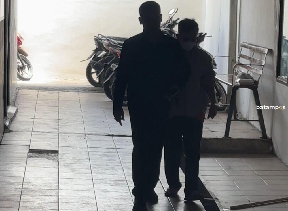 Tersangka MJ digiring petugas dibawa ke ruang pemeriksaan di Mapolsek Batuaji. F. Yofi Yuhendri/Batam Pos