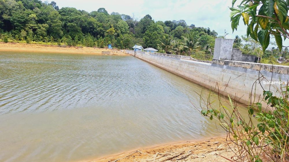 Kondisi ketinggian air waduk Sei Jago yang terus menyusut akibat kemarau berkepanjangan. F. Slamet Novasusanto/Batam Pos