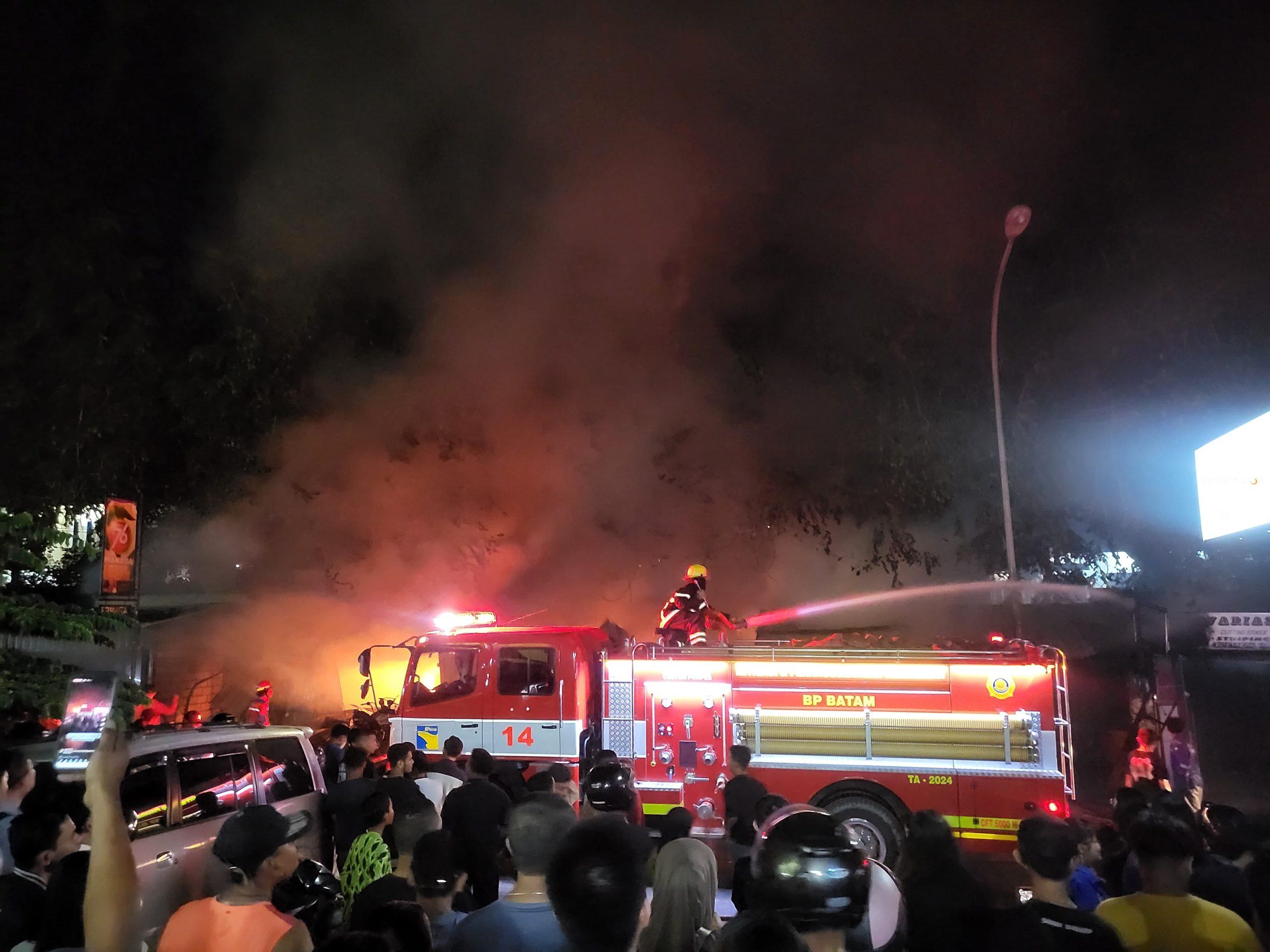 Petugas pemadam kebakaran saat memadamkan api yang melalap kios pedagang di kawasan Seipanas, Senin (9/2) malam. Peristiwa tersebut terjadi sekitar pukul 21.00 WIB . F. Istimewa