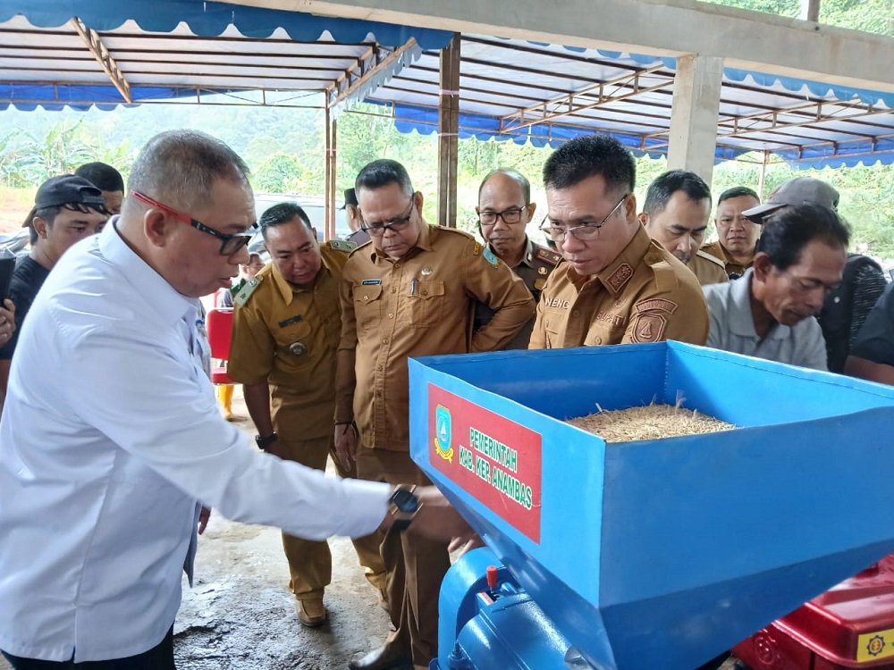 Bupati Kepulauan Anambas, Aneng bersama Kepala BRK Syariah Anambas, Idham Khalid meninjau mesin penggilingan padi di Desa Pesisir Timur. F. Ihsan Imaduddin/Batam Pos