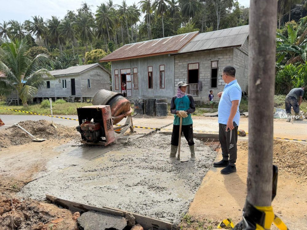 Bupati Anambas, Aneng, meninjau langsung perbaikan jalan poros menuju Bandara Letung di RT 002 RW 001, Kecamatan Jemaja, Senin (9/2). F. Ihsan Imaduddin/Batam Pos