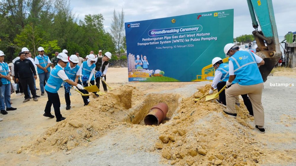 Seremoni peletakan batu pertama pembangunan pipa gas dari West Natuna Transportation System (WNTS) menuju Pulau Pemping, pada Selasa (10/2).
