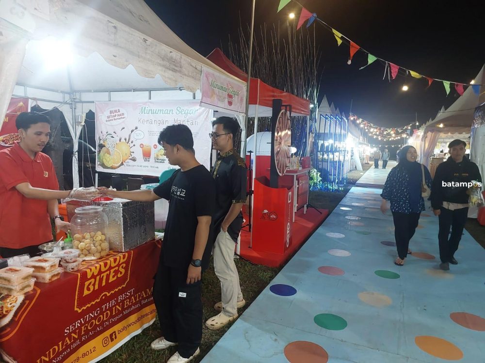 Warga Batam saat mengunjungi bazar Batam Wonderfood and Art Ramadan (BWR) 2025 yang digelar di Taman Dang Anom, Batamkota. Foto. Yashinta/ Batam Pos