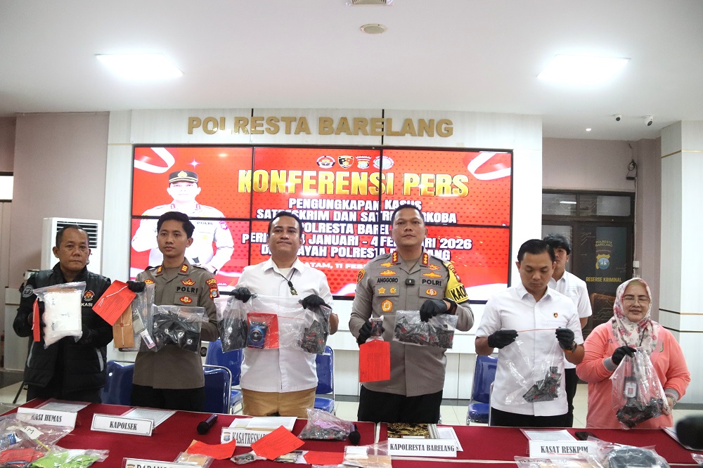 Kapolresta Barelang, Kombes Pol Anggoro Wicaksonom, memberikan keterangan kasus pengungkapan narkotika saat rilis di Mapolresta Barelang, Rabu (11/2). F. Cecep Mulyana/Batam Pos