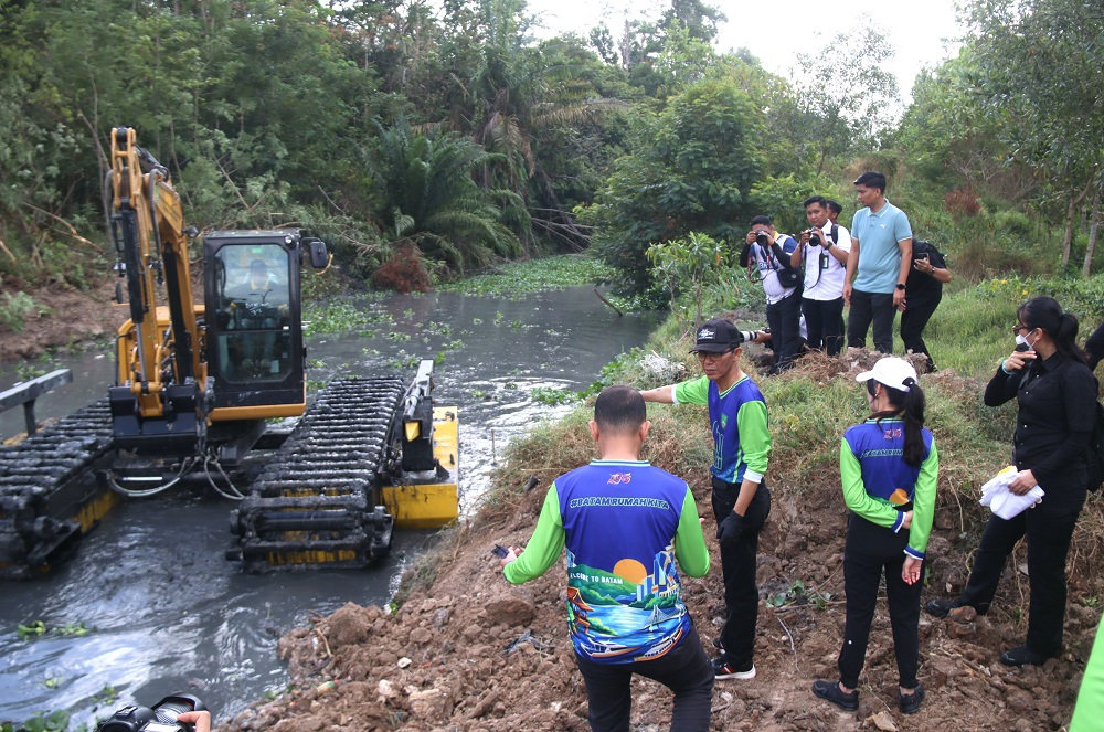 Wali Kota Batam, Amsakar Achmad, bersama Wakil Wali Kota Batam, Li Claudia Chandra, dan Forkopinda meninjau pembersihan eceng gondok di Duriangkangi, Rabu (11/2). F. Cecep Mulyana/Batam Pos