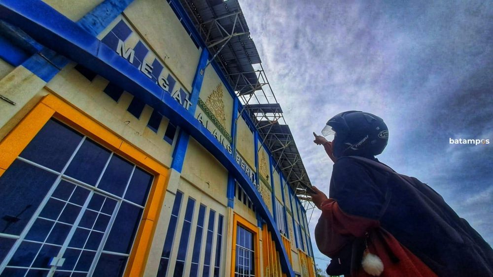 Dispora Bintan resmi menjadi pengelola Stadion Megat Alang Perkasa dan memprioritaskan perbaikan atap yang rusak. F. Slamet Nofasusanto/Batam Pos.