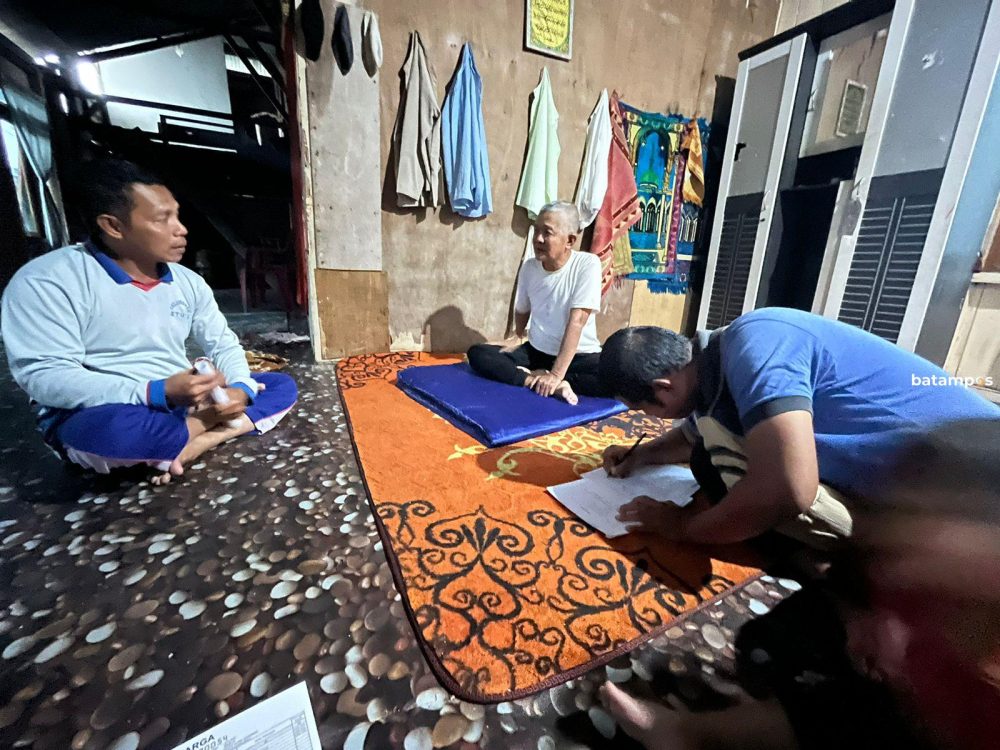 Petugas Dinas Sosial Kabupaten Kepulauan Anambas melakukan verifikasi lapangan penerima insentif lansia, program janji kampanye Bupati Aneng dan Wakil Bupati Raja Bayu. F. Ihsan Imaduddin/Batam Pos.