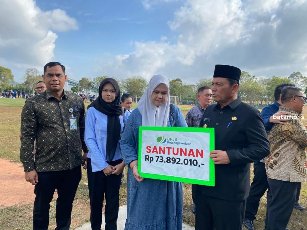 Gubernur Kepri Ansar Ahmad menyerahkan santunan di sela Apel Akbar Bulan K3 Nasional 2026 di Batam bersama BPJS Ketenagakerjaan untuk memperkuat komitmen keselamatan kerja. F. Istimewa untuk Batam Pos