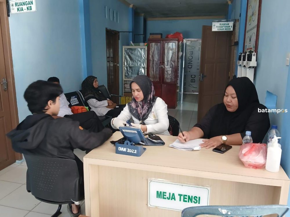 Warga Anambas berobat di Puskesmas Tarempa. Per 1 Februari 2026, sebanyak 1.223 peserta BPJS Kesehatan segmen PBI-JK di Anambas dinonaktifkan berdasarkan SK Menteri Sosial. F. Ihsan Imaduddin/Batam Po