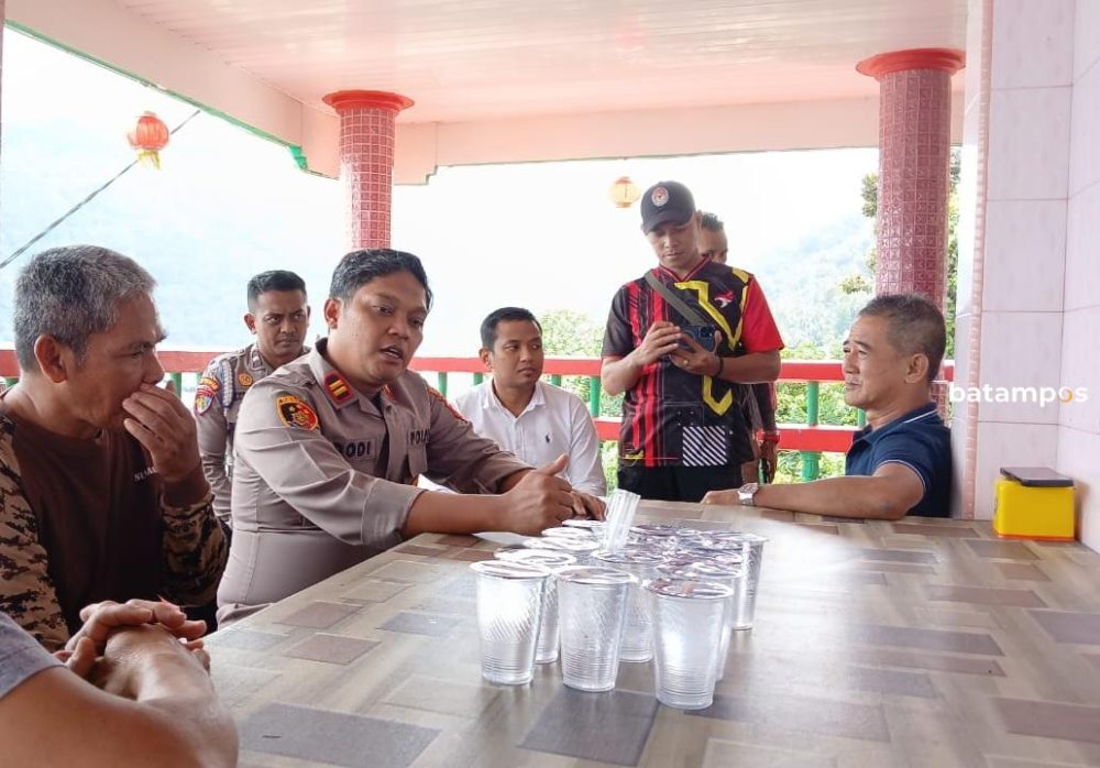Ketua Vihara Gunung Dewa Siantan, Elly, bersama pengurus menerima kunjungan Kapolsek Siantan, Iptu Dodi Setiawan, menjelang perayaan Imlek 2577 di Anambas. F. Ihsan Imaduddin/Batam Pos.