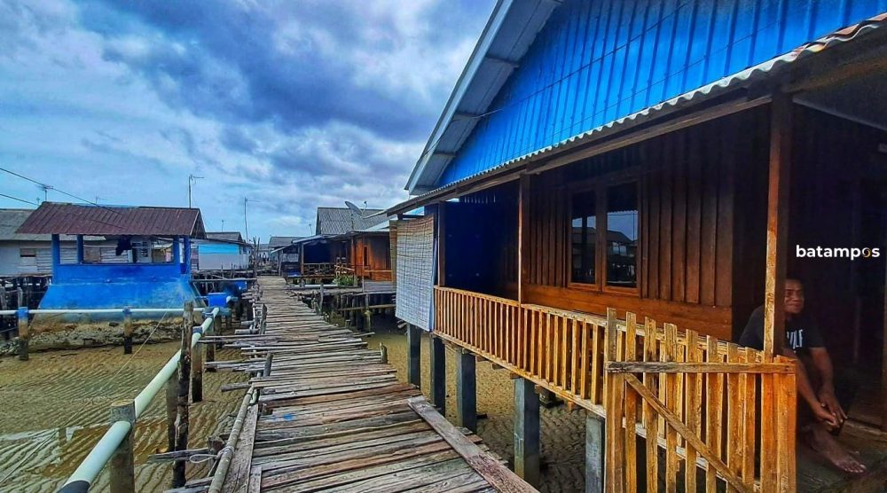 Perkampungan nelayan di Kampung Kawal Pantai, Bintan, terdampak pencemaran limbah minyak hitam yang merugikan hasil tangkapan dan alat tangkap nelayan. F. Slamet Nofasusanto/Batam Pos.