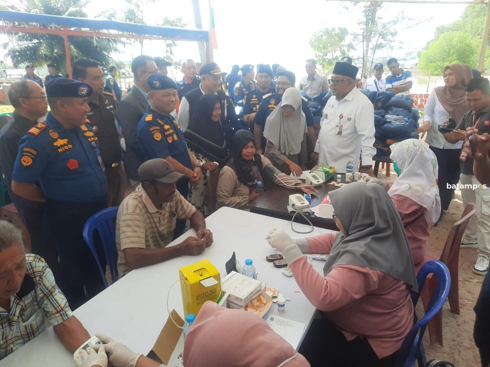 Warga Tanjungpinang mengikuti pemeriksaan kesehatan gratis dalam rangka HUT KPLP ke-53 dan HUT PPLP ke-38 yang digelar PPLP Tanjunguban di Dompak. F. Mohamad Ismail/Batam Pos.