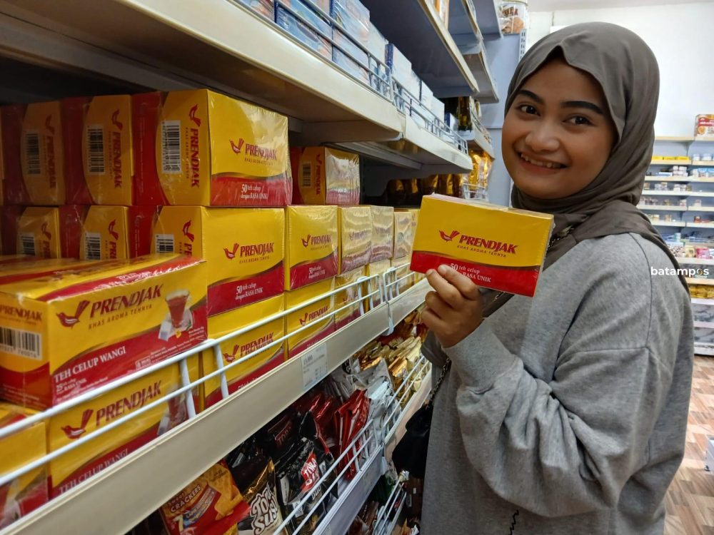 Yolana, warga Tarempa, Anambas, mengaku khawatir harga Teh Prendjak naik setelah relokasi pabrik dari Tanjungpinang ke Jawa Tengah. F. Ihsan Imaduddin/Batam Pos.