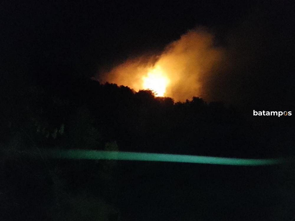&lrm;Kebakaran di kawasan Hutan Lindung Piayu, Pancur Tower Dua, Kecamatan Seibeduk, Kota Batam, Selasa (10/2) sore, mengancam permukiman warga GMP. F. M. Sya&rsquo;ban/Batam Pos