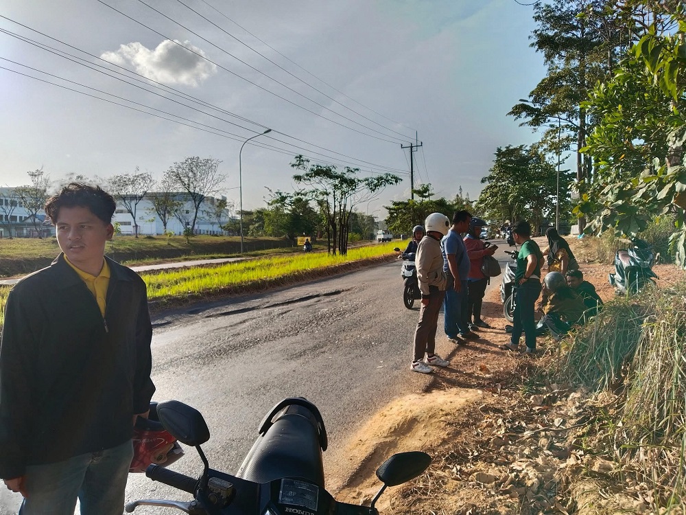 Rusak dan berlubang, Jalan S Parman di kawasan Mukakuning, Kecamatan Seibeduk, kembali memakan korban. Terjadi kecelakaan lalu lintas melibatkan sepeda motor dan mobil. F. Yofi Yuhendri/Batam Pos