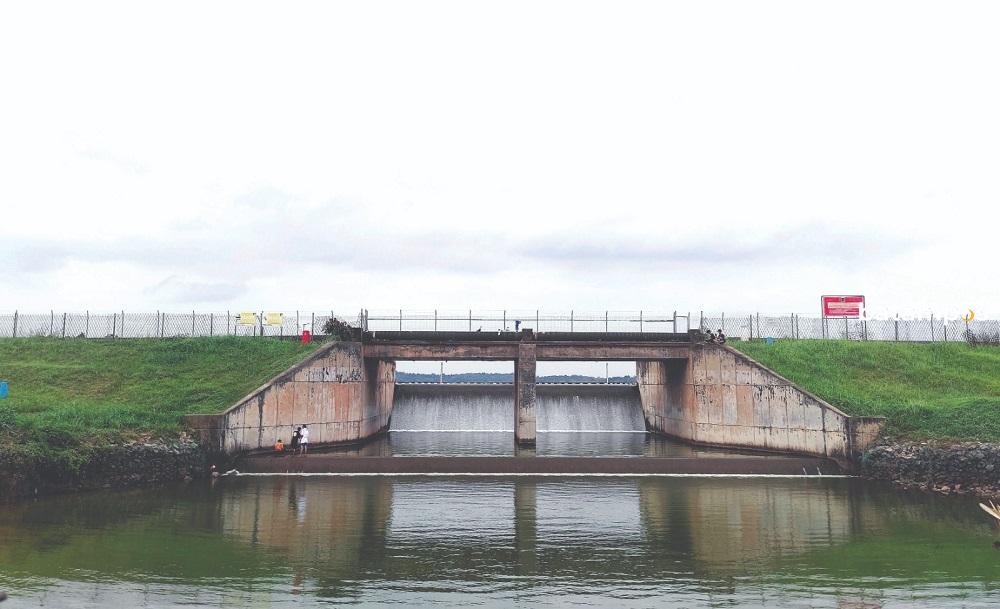Sejumlah warga terlihat di tepi Waduk Duriangkang, Seibeduk, beberapa waktu lalu. BMKG mengingatkan potensi kekeringan bakal melanda Batam karena faktor cuaca. F. Cecep Mulyana/Batam Pos