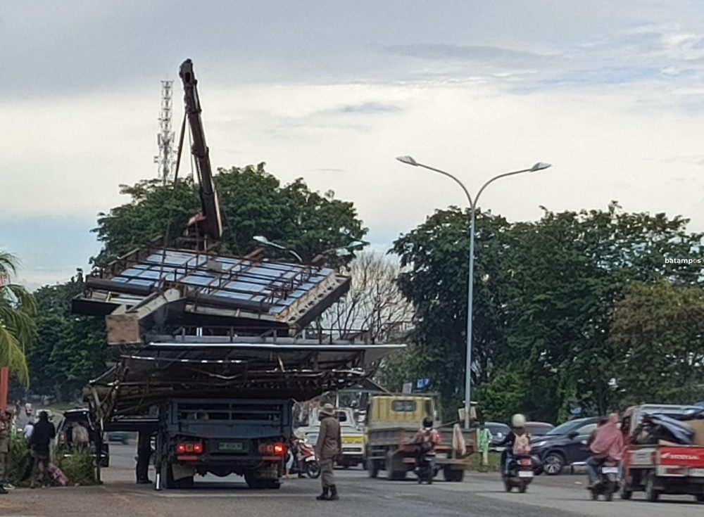 Penertiban reklame di Batuaji Oktober 2025 lalu. F. Eusebius Sara/ Batam Pos