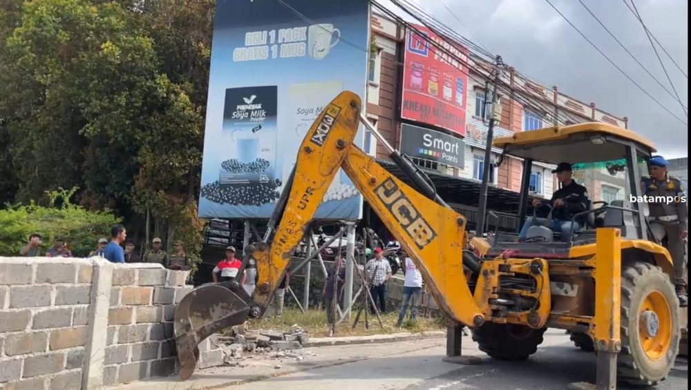 Alat berat saat membongkar tembok pembatas di Jalan D.I Panjaitan Tanjungpinang, Kamis (12/2). F. Mohamad Ismail/Batam Pos.