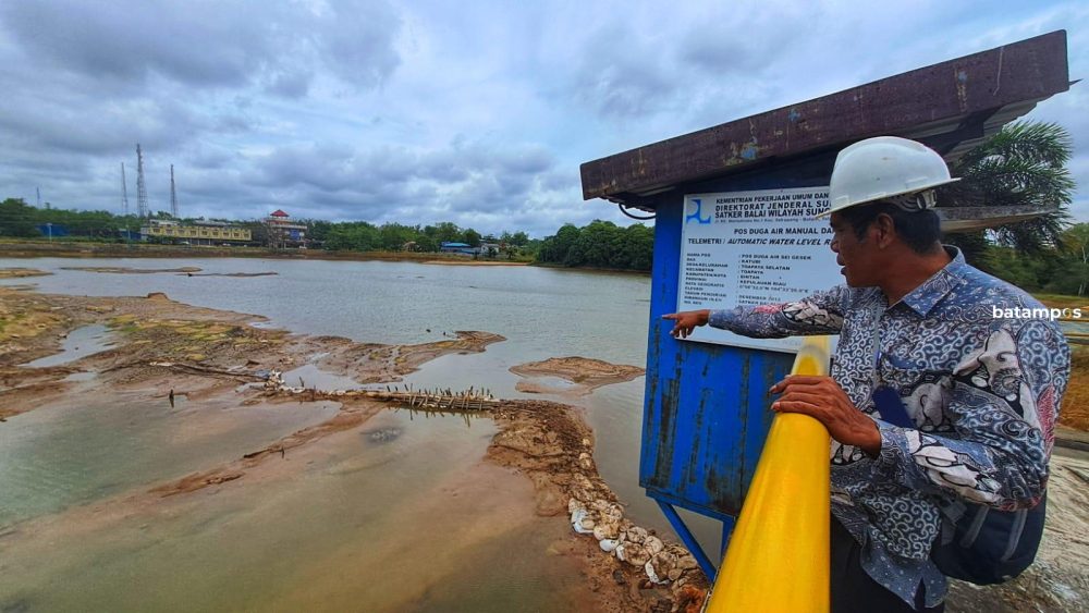 Pjs Kasubag Produksi PDAM Tirta Kepri, Abdur Razak menunjukkan kondisi Waduk Sei Gesek di Bintan yang mengalami penyusutan signifikan hingga dasar waduk mulai terlihat, Kamis (12/2). F. Slamet Nofasus