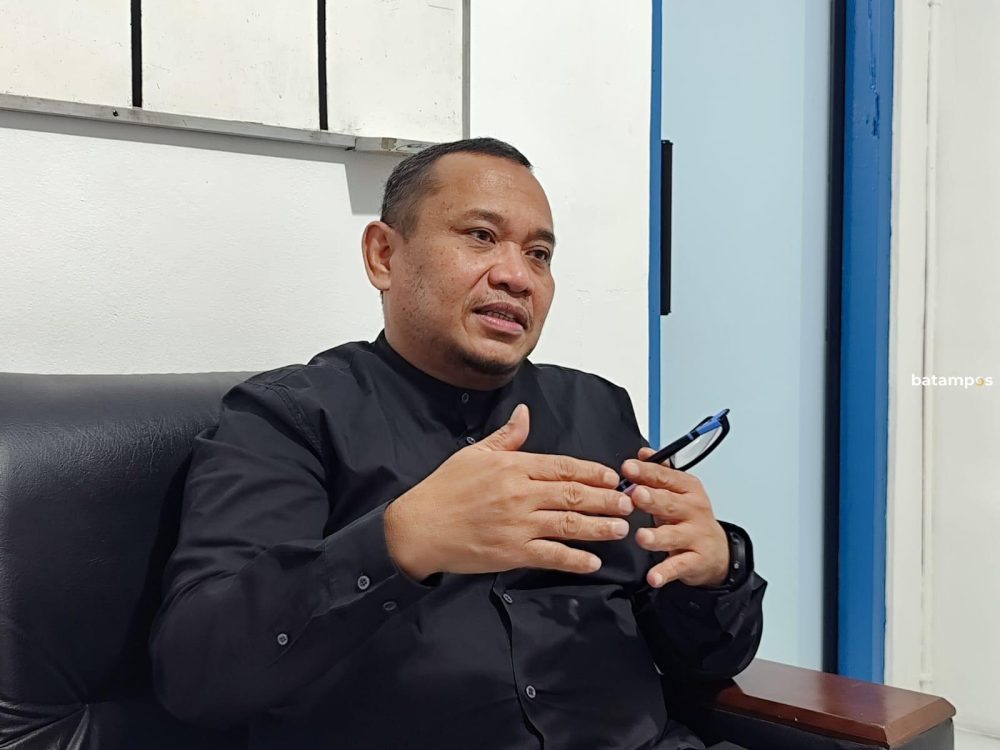 Direktur PDAM Tirta Kepri, Abdul Kholik, menjelaskan pengalihan pasokan air bagi ribuan pelanggan Tanjungpinang akibat menyusutnya Waduk Gesek. F. Mohamad Ismail/Batam Pos.