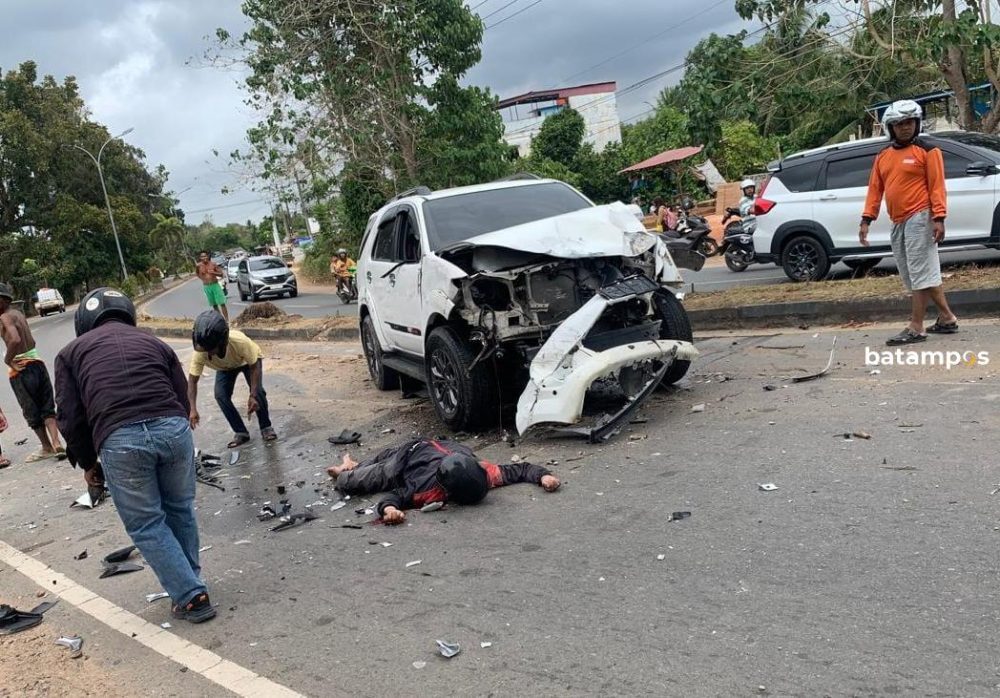 Korban terkapar usai ditabrak mobil Fortuner putih yang hilang kendali di Jalan WR Supratman, Tanjungpinang, Kamis (12/2). F. Warga untuk Batam Pos.