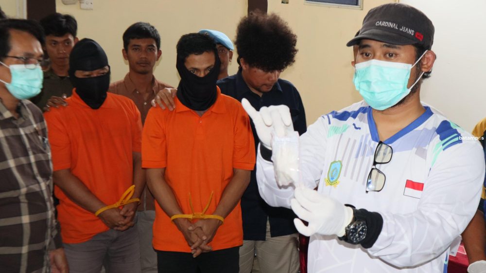 Dua tersangka pengedar sabu menyaksikan pemusnahan barang bukti seberat 58,1 gram di Mapolres Kepulauan Anambas, Kamis (12/2). F. Ihsan Imaduddin/Batam Pos.
