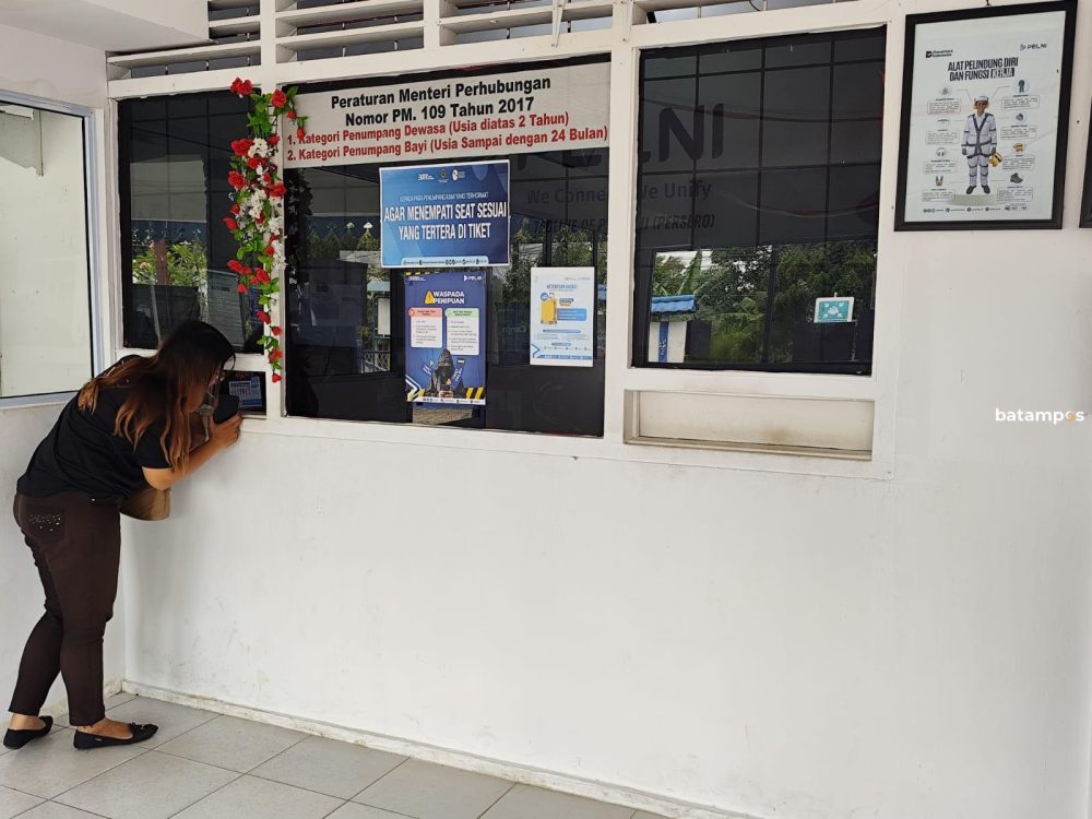 Warga Tanjungpinang mencari informasi pembelian tiket kapal Pelni diskon 30 persen di Kantor Pelni Tanjungpinang, Kamis (12/2). F. Mohamad Ismail/Batam Pos.