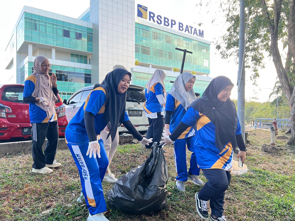 Pegawai RSBP Batam kompak membersihkan area rumah sakit dalam kegiatan gotong royong sebagai wujud komitmen menjaga lingkungan yang bersih dan nyaman. F. Istimewa