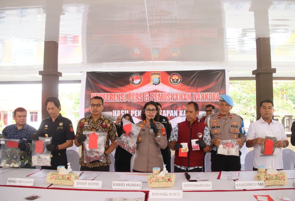 Polisi menggelar konfrensi pers dan pemusnahan narkoba hasil operasi Januari-februari 2026. f Cecep Mulyana/Batam Pos