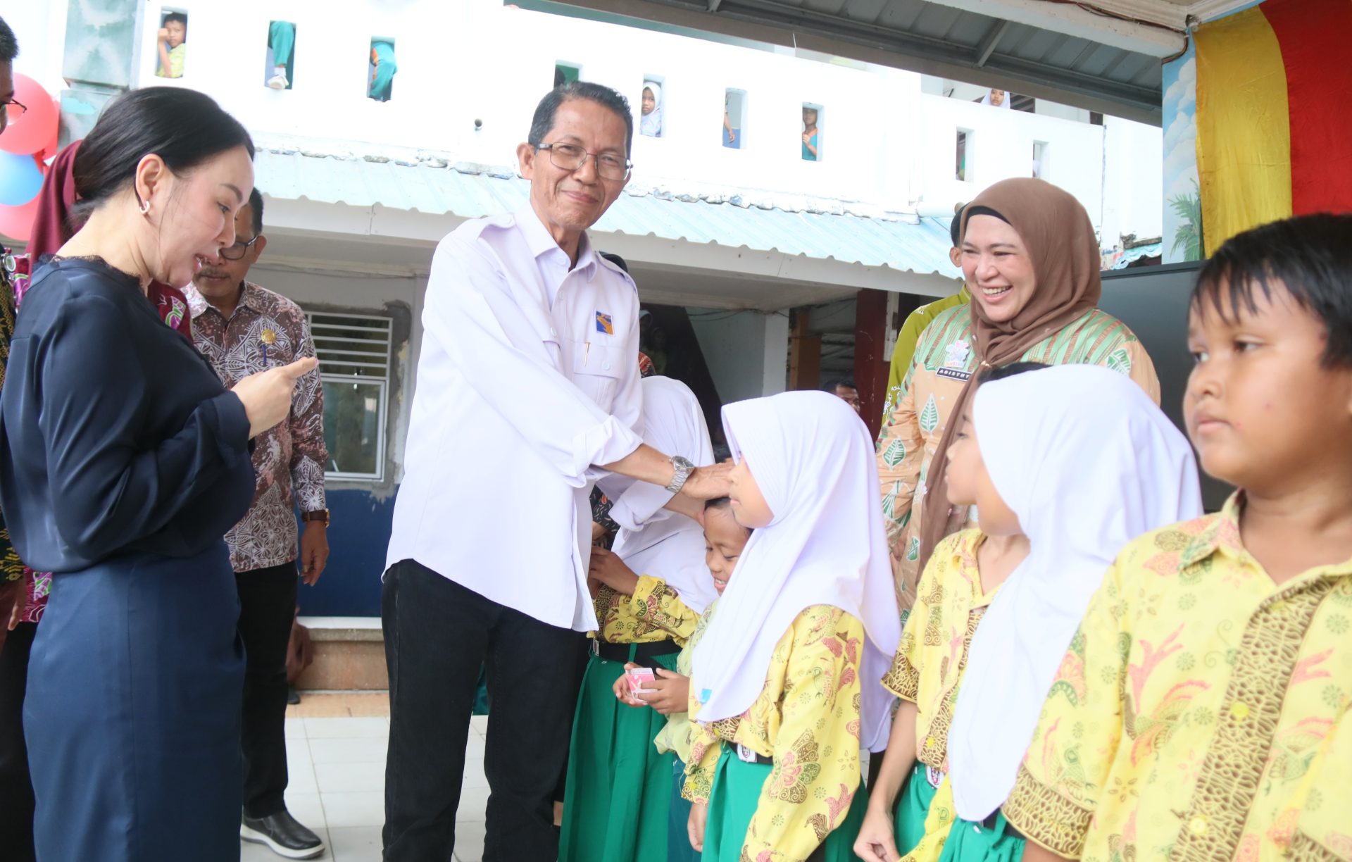 Walikota Batam Amsakar Achmad bersama Wakil Walikota Batam Lu Claudia Chandra, Kadisduk Batam Adhisty menyerahkan Kartu Identitas Anak (KIA) di SD 006 Batam kota, Kamis (12/2). F Cecep Mulyana/Batam P