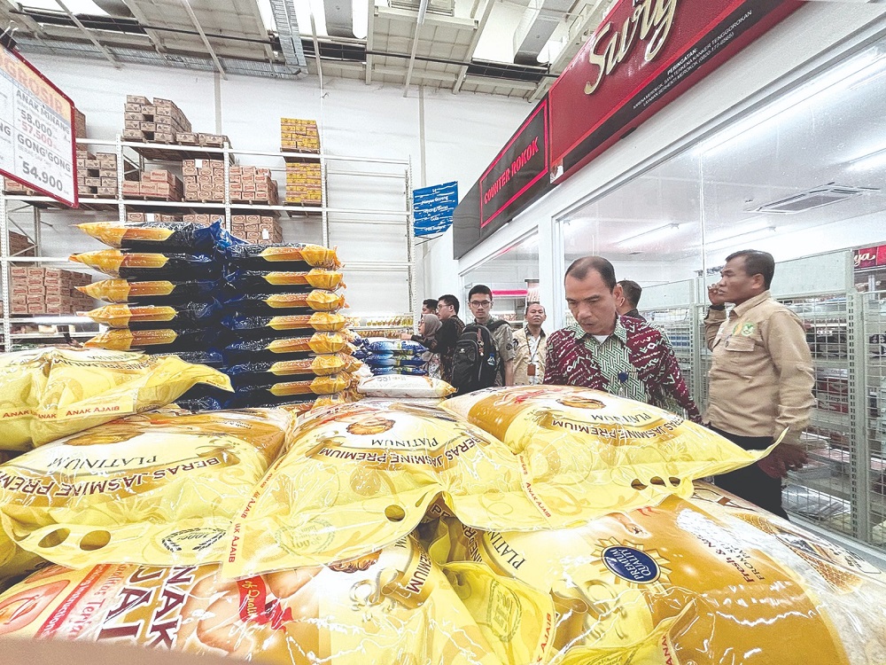 Kepala Dinas Ketahanan Pangan Batam, Mardanis, bersama instansi terkait saat meninjau stok beras di sejumlah toko dan swalayan, beberapa waktu lalu. F. Dokumentasi Batam Pos