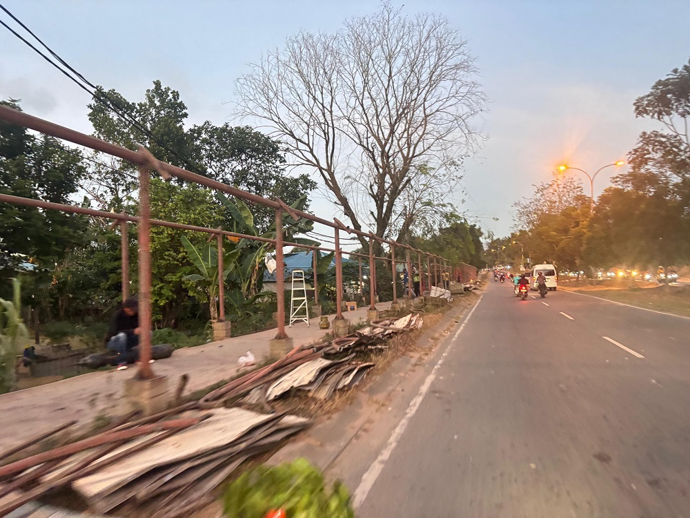Trotoar di kawasan Mukakuning, Kecamatan Seibeduk, dibongkar karena dinilai sudah tidak berfungsi dan dalam kondisi rusak. F. Yofi Yuhendri/Batam Pos