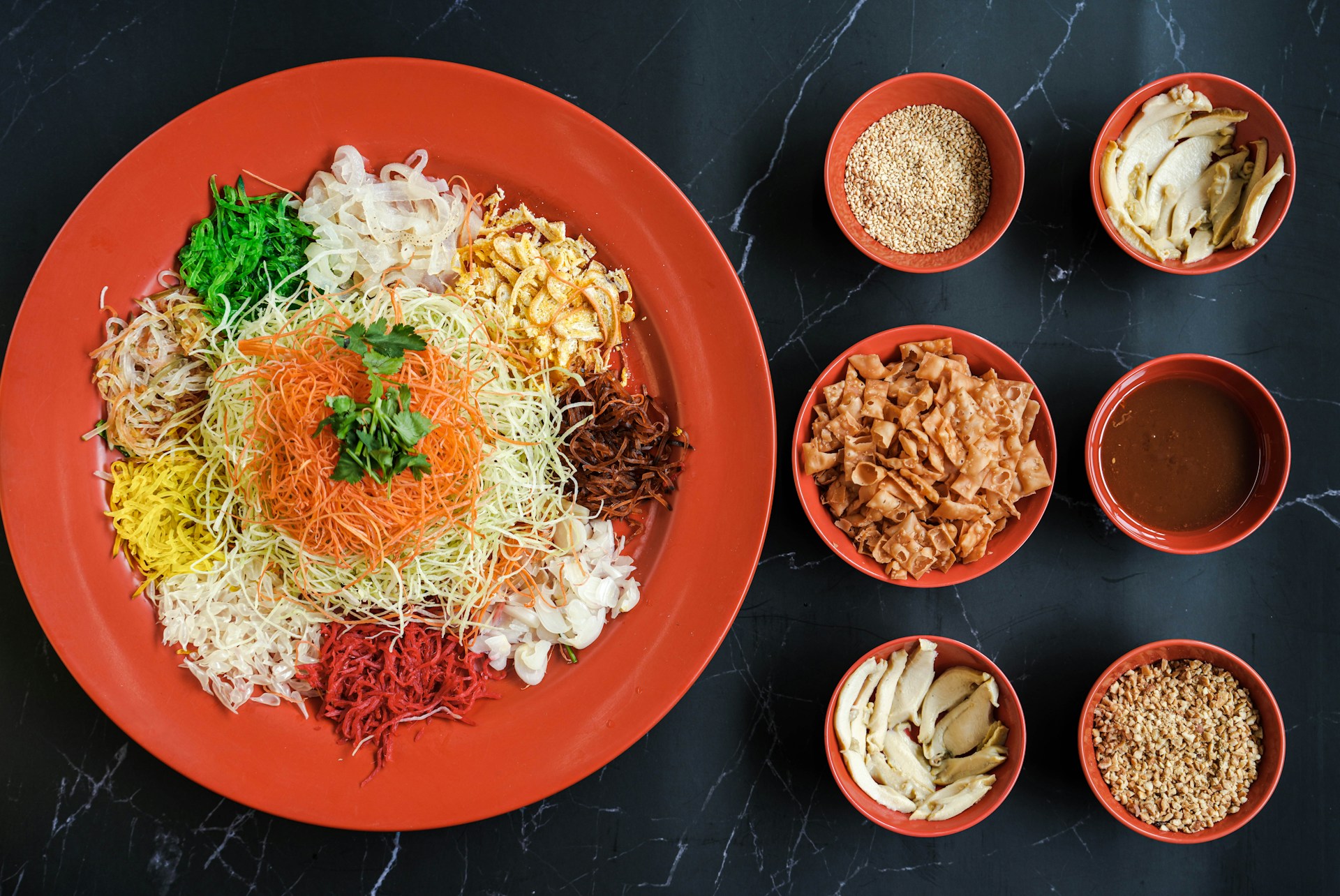 Yu Sheng merupakan kuliner salad ikan mentah yang wajib saat Tahun Baru Imlek.