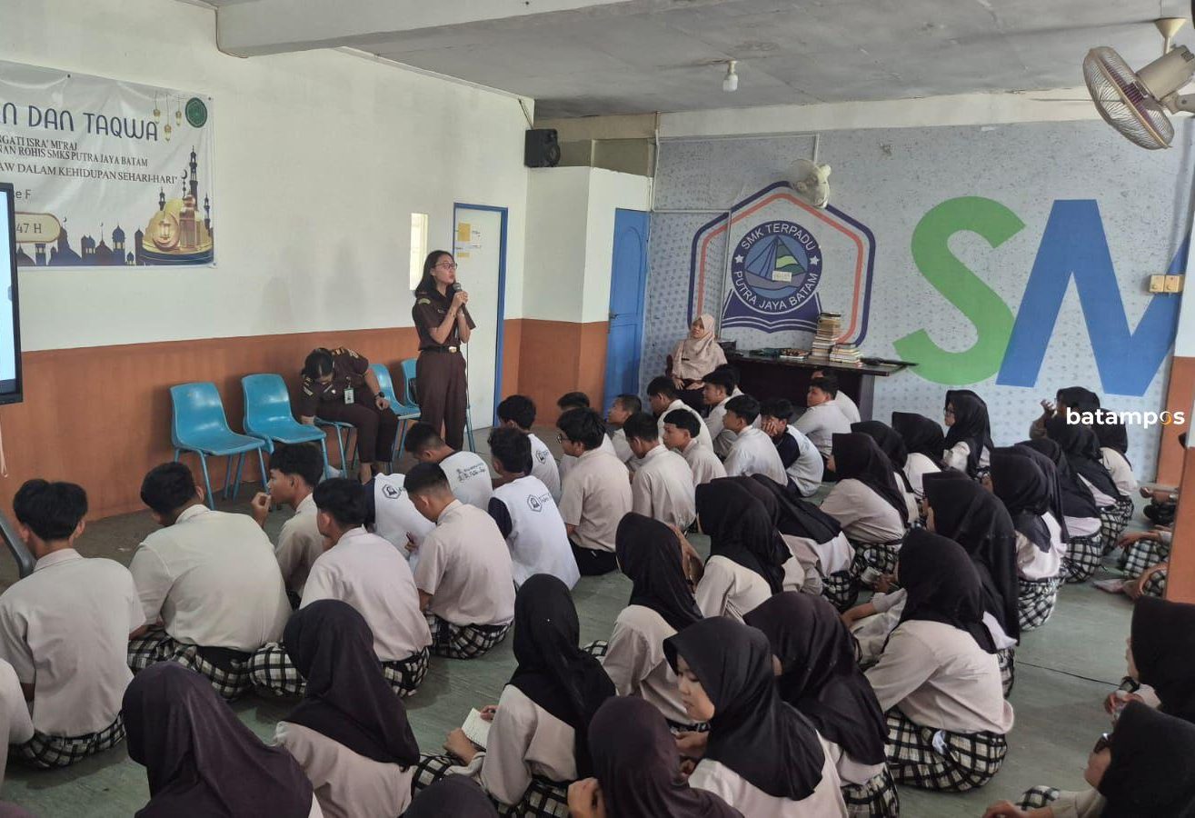 Kejari Batam memberikan edukasi hukum kepada pelajar di SMK Terpadu Putera Jaya Batam.