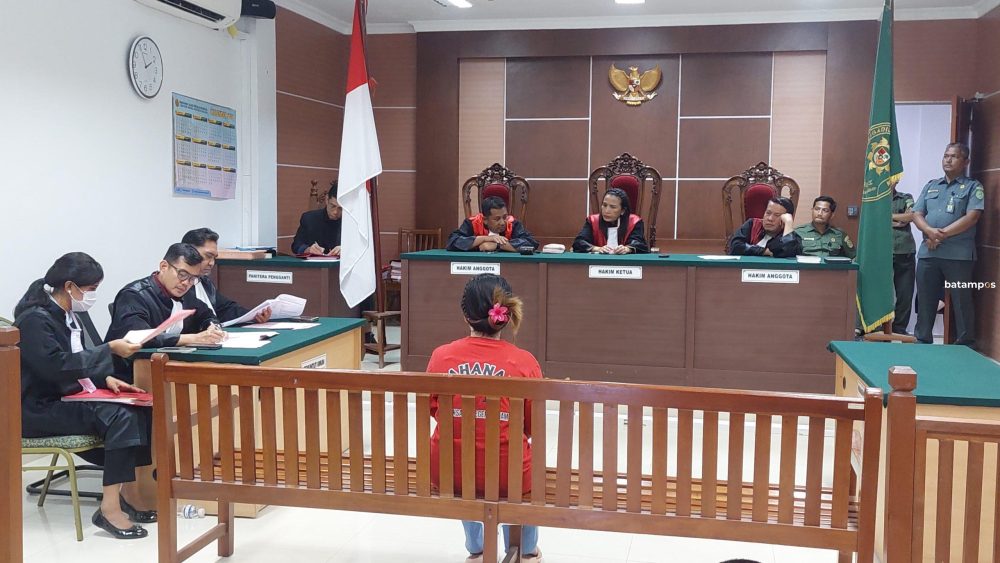 Terdakwa Indah Sari Saragih menjalani sidang pembacaan dakwaan kasus dugaan TPPO di PN Batam, Rabu (11/2). F.Azis Maulana