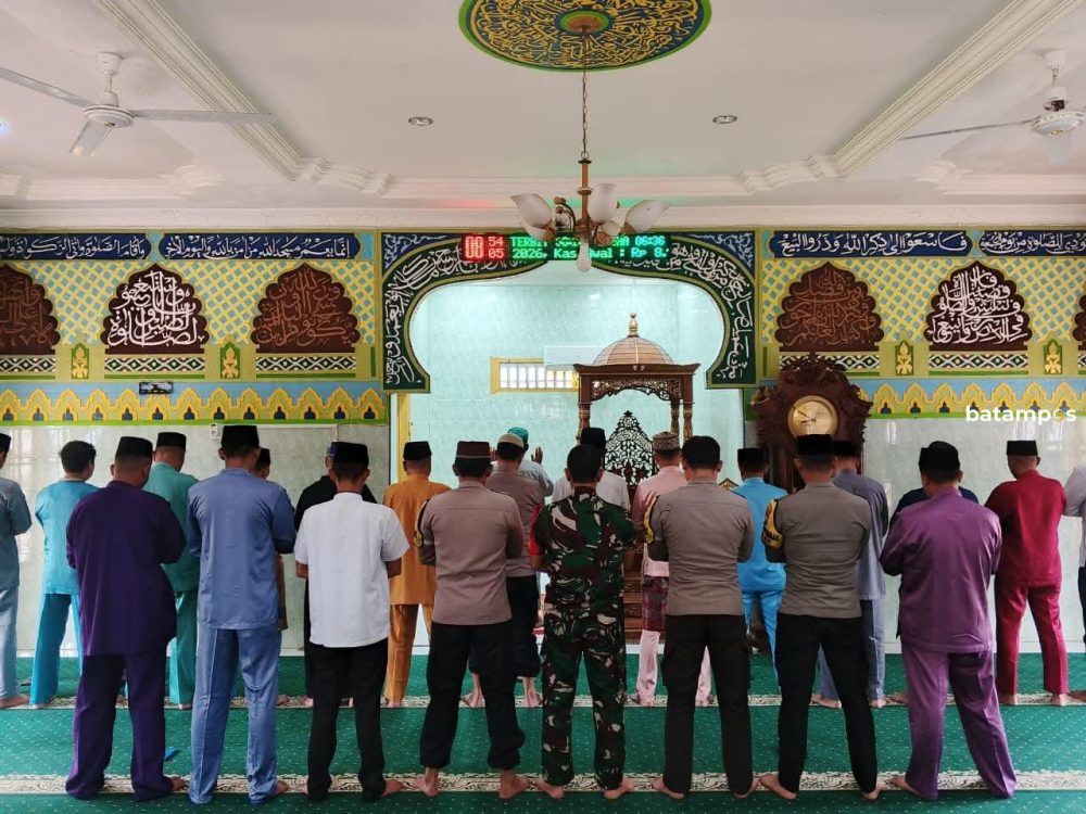 Unsur Kecamatan Singkep Barat bersama TNI-Polri dan masyarakat melaksanakan Salat Istisqa di Masjid Al-Islamiyah, Kelurahan Raya, Jumat (13/2). F. Facebook Kecamatan Singkep Barat.