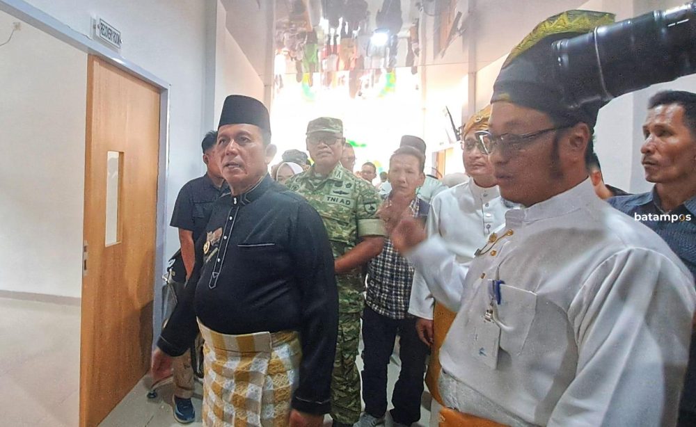 Gubernur Kepri Ansar Ahmad didampingi Direktur RSJKO EHD Kepri dr Asep Guntur Sapari meninjau salah satu gedung pelayanan yang resmi beroperasi di Tanjunguban, Jumat (13/2).