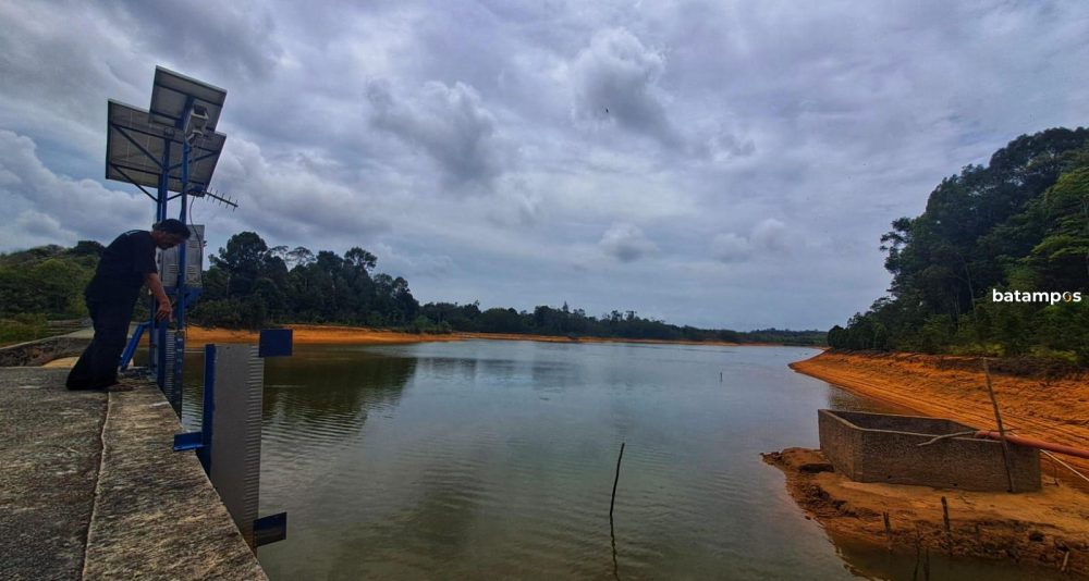 Pegawai PDAM Tirta Kepri, Taufik, menunjukkan alat ukur ketinggian air di Waduk Sei Jago, Desa Lancang Kuning, Kecamatan Bintan Utara, Jumat (13/2).