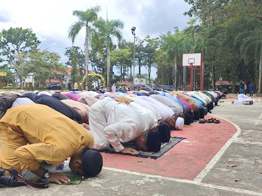 Warga Tanjungpinang melaksanakan Salat Istisqa di Lapangan Pamedan, Jumat (13/2), sebagai ikhtiar meminta hujan di tengah kekeringan. F. Mohamad Ismail/Batam Pos