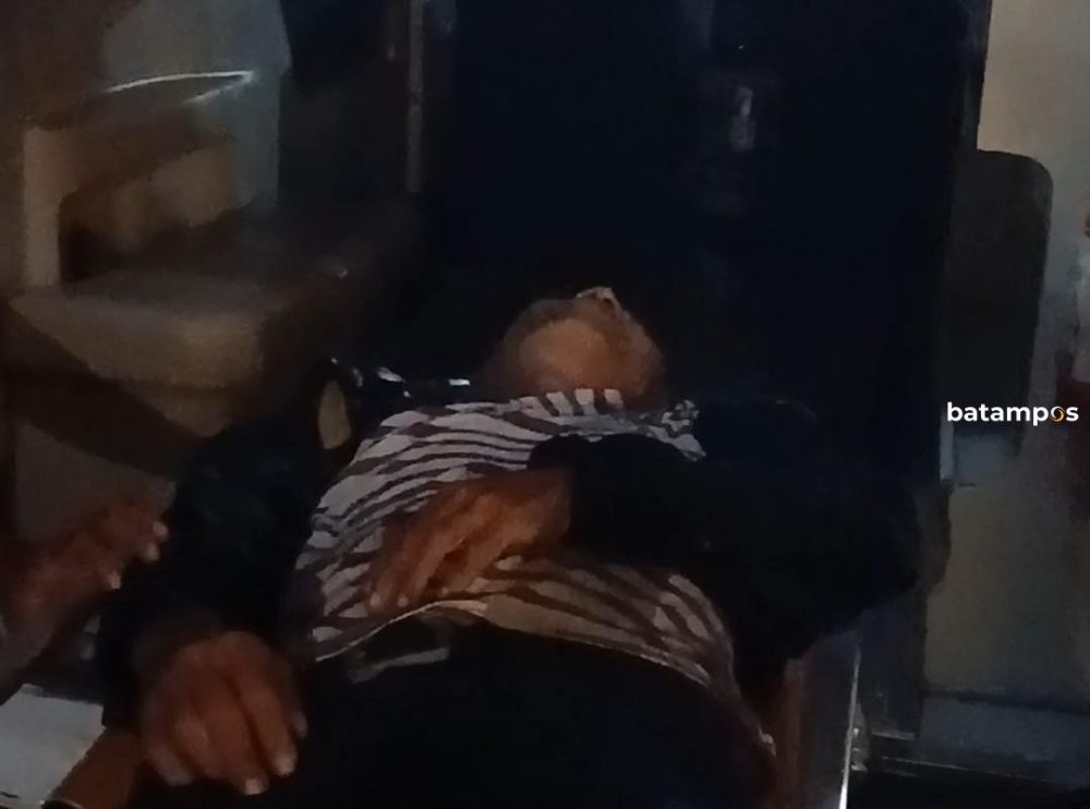 Kuswanto saat diselamatkan usai melompat dari kapal roro. Kini statusnya resmi ditetapkan sebagai tersangka kasus dugaan penipuan jual beli rumah Rp400 juta. F. Ihsan Imaduddin/Batam Pos