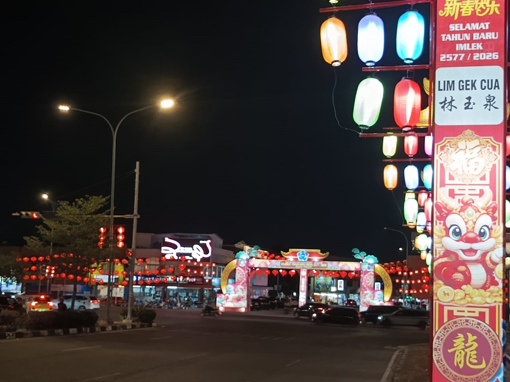 Jelang perayaan Tahun Baru Imlek 2577/2026, suasana di kawasan Simpang Tiga Nagoya, Jalan Teuku Umar, Batam, bersolek dengan ornamen khas Imlek. F. Eusebius Sara/Batam Pos