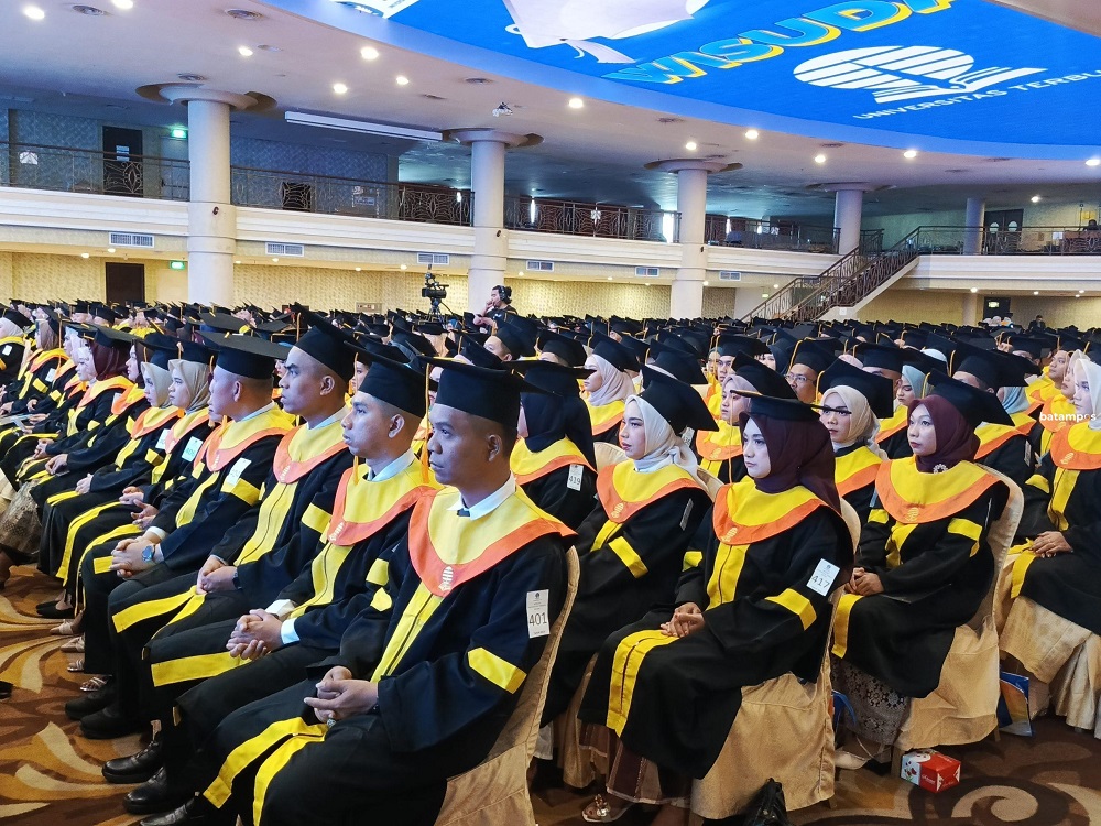 Sebanyak 800 lulusan UT ikuti wisuda secara langsung di Pacific Palace Hotel Batam, Sabtu (14/2/2026). F. Eusebius Sara/Batam Pos