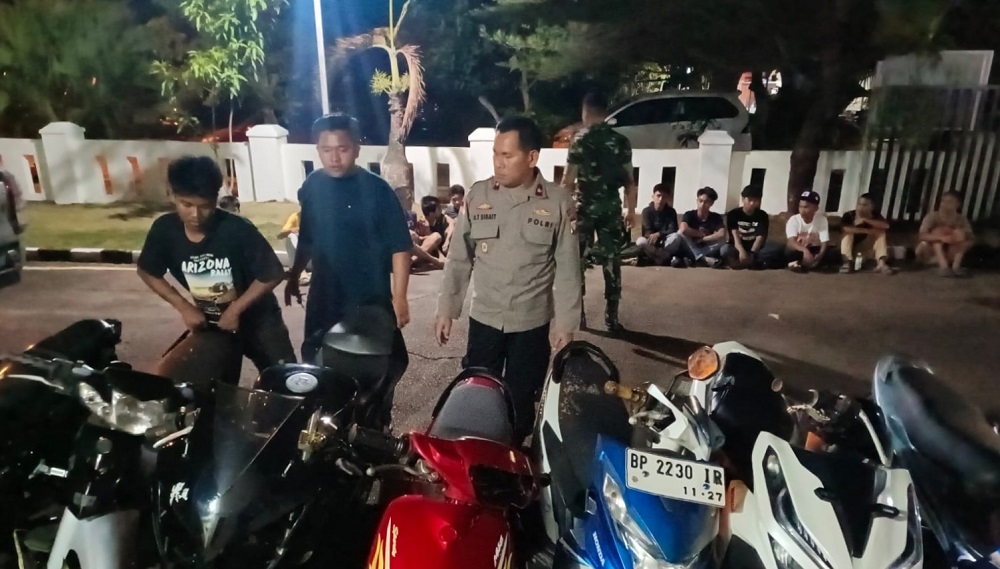 Petugas gabungan memeriksa sepeda motor saat patroli cipta kondisi di wilayah Sekupang, Batam, Sabtu (13/2) malam. F. Istimewa