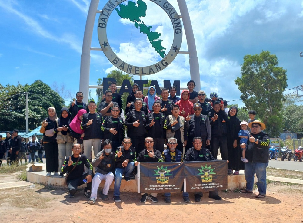 Pengurus dan anggota Bikersmu Chapter Batam, Korwil Kepri peserta Riding to 0 Kilometer foto bersama di tugu 0 Kilometer, Galang Baru, Minggu (15/2/2026). F. Bikersmu Batam untuk Batam Pos