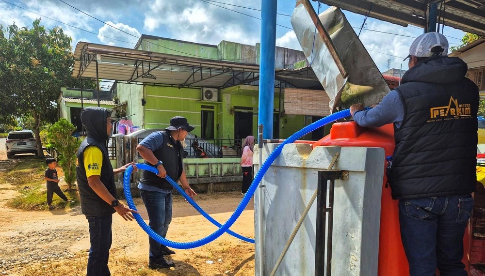 Pegawai Dinas Perkim Bintan menyalurkan air bersih ke rumah warga yang terdampak krisis air di Kelurahan Kota Baru, Kecamatan Teluk Sebong, Sabtu (14/2/2026). F. Kiriman Mohd Irzan untuk Batam Pos