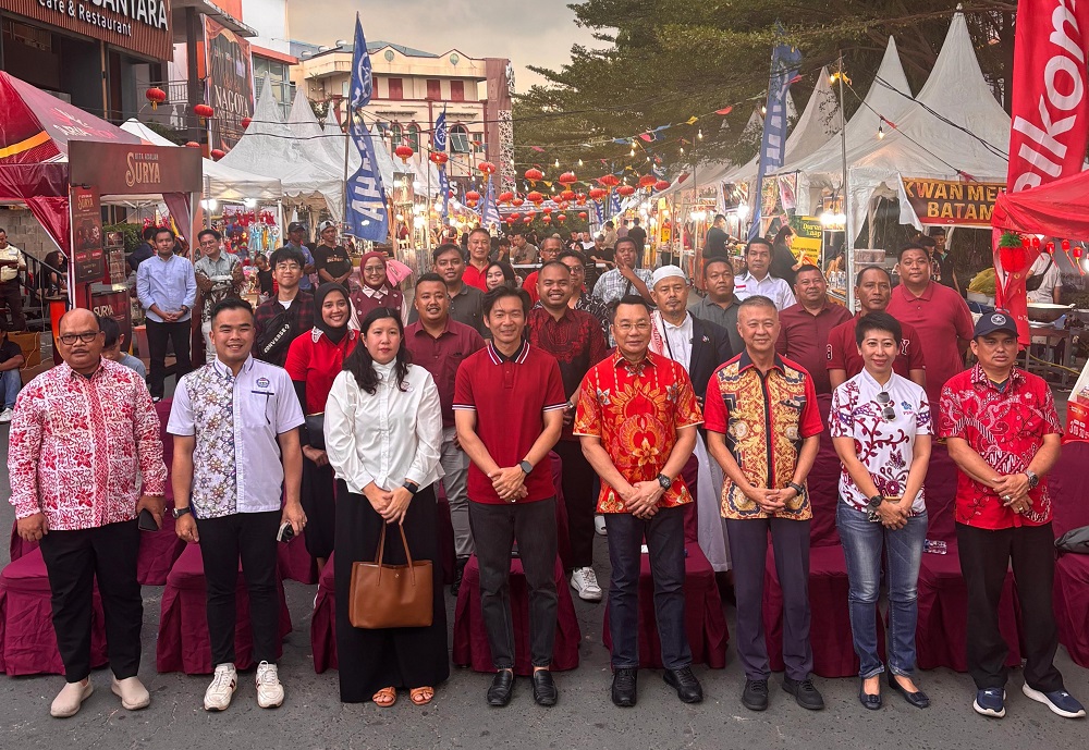 Suasana festival lampion Imlek di Nagoya Batam yang dihadiri ribuan pengunjung. F. Istimewa