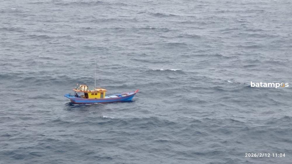 ampak KM Putra Daerah sedang alami mati mesin di perairan Offhore Kakap. F. Yuni Sahputra untuk Batam Pos